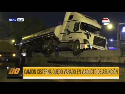 Camión cisterna quedó varado en viaducto de Asunción