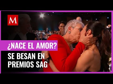 Jamie Lee Curtis BESA a Michelle Yeoh tras ganar en los Premios SAG