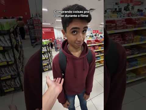 comprando coisas para comer durante o filme #comedia #shorts