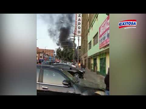Gamarra: Auto se consume en llamas en cruce de las avenidas Huánuco y 28 de Julio
