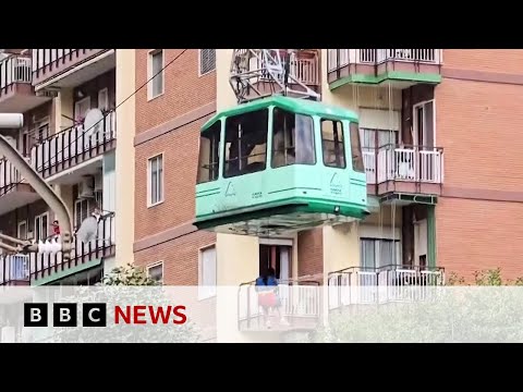 Four dead in cable car crash south of Naples | BBC News