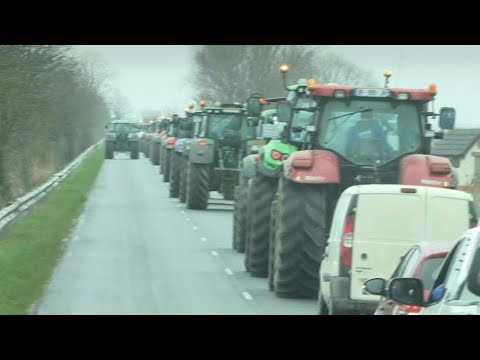 Opération escargot: des agriculteurs mobilisés près de Dunkerque | AFP