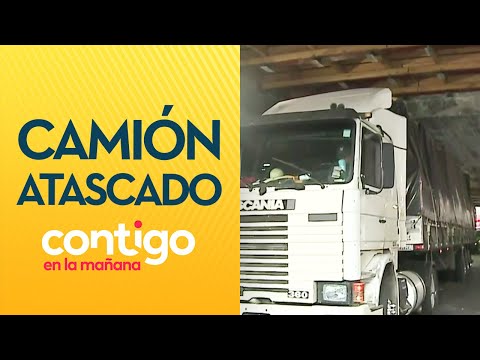 ALTA CONGESTIÓN: Camión quedó atascado en paso bajo nivel en Providencia - Contigo en La Mañana