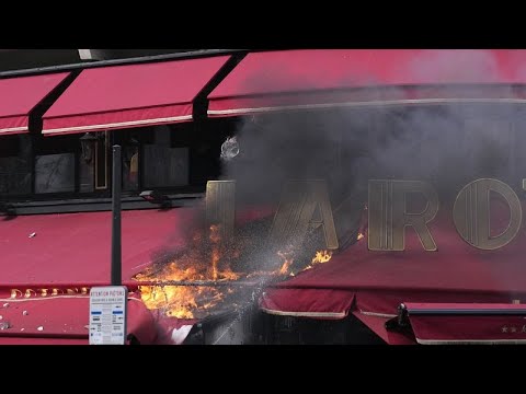 Παρίσι: Διαδηλωτές έβαλαν φωτιά σε αγαπημένο στέκι του Μακρόν