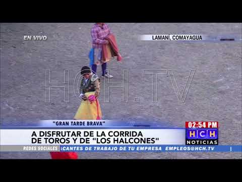 ¡Acuerpado! por muchos ciudadanos el redondel de la corrida de toros en Lamaní, Comayagua
