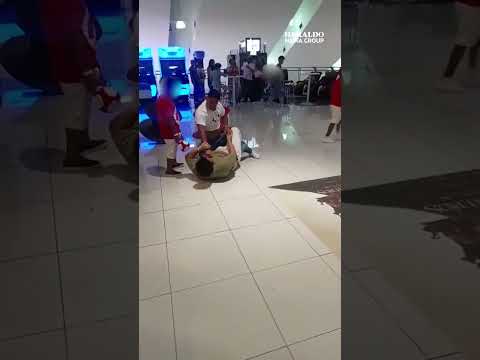 Hijo separa a padre de una pelea por una silla pirinola del cine en CDMX #shorts #viral #noticias