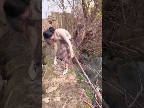 수탉한테 공격당해서 물에 빠진 사연?! 😂 #Shorts
