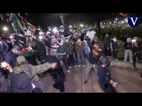 Varios policías tienen que marcharse de la UCLA a través de un grupo de manifestantes pro palestinos