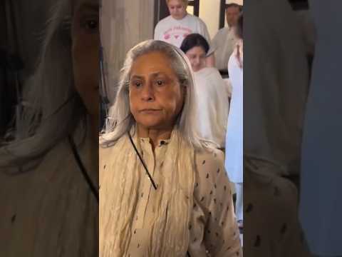 जया बच्चन पैसा बचाने के लिए सस्ता कपड़ा पहनती है।