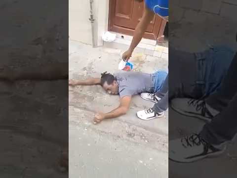 Impresionante vídeo de una persona drogada por las drogas en el medio de la calle en Cuba