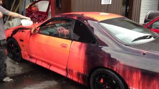 فيديو : بواية سيارة يتغير لونه بفعل حرارة المياه أثناء الغسل