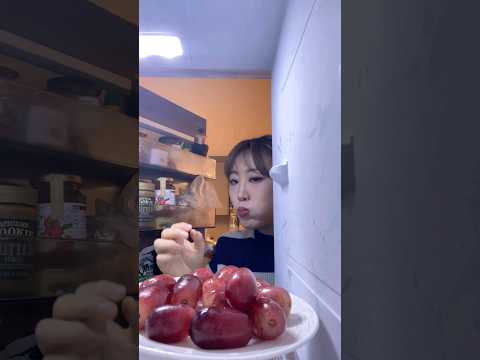 냉장고에 음식 넣어둘 때 생기는 일🍇 #shorts #funny #viral