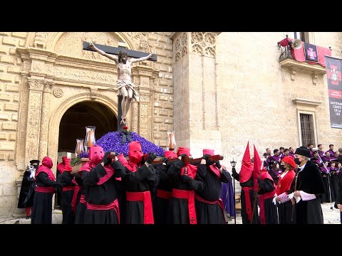 Miles de personas arropan al 'Santísimo Cristo de la Luz' en Valladolid