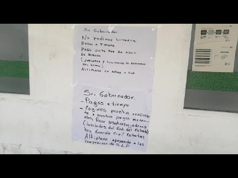Policías jubilados se manifiestan en delegación de Finanzas de Matehuala por retraso en quincena