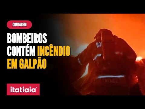 BOMBEIROS TENTAM CONTER INCÊNDIO EM GALPÃO DE MATERIAL RECICLÁVEL EM CONTAGEM (MG)
