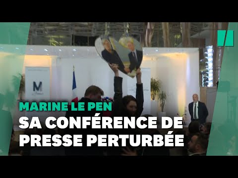 Une photo de Poutine et Le Pen brandie par une militante en pleine conférence de presse