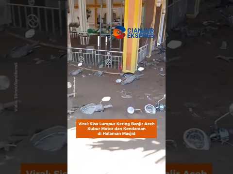 Viral: Sisa Lumpur Kering Banjir Aceh Kubur Motor dan Kendaraan di Halaman Masjid