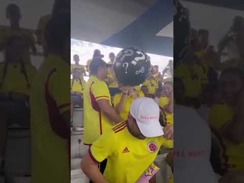 Pareja reveló el sexo de su bebé en pleno partido de la Selección en Barranquilla - Telemedellín
