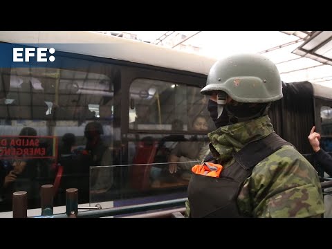 Daniel Noboa arropa a policías y militares, a los que llama los verdaderos héroes del Ecuador