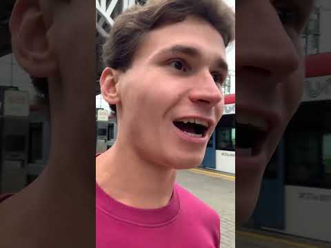 Un russo impara la lingua italiana alla stazione ferroviaria nel distretto di Mosca 😊