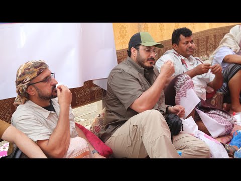 محمد بن محمد عبدالله صالح وعفاش طارق يقدمان واجب العزاء في وفاة الشيخ عبدالرحمن حجري