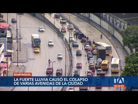 Varias avenidas colapsadas por las lluvias ocasionan congestión vehicular en Guayaquil