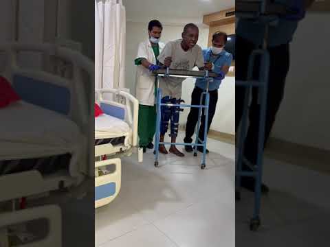 Hapa ni hospitali ya Apollo - India madaktari wakinifanyisha mazoezi ya kutembea, Asante sana Mungu🙏