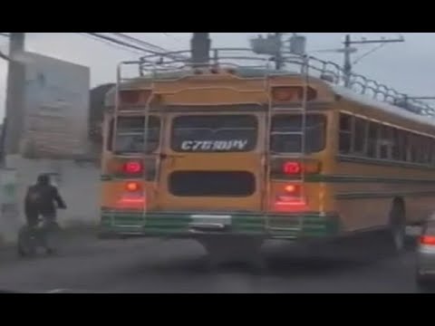 Captan imprudencia de conductores de buses en San Juan Sacatepéquez