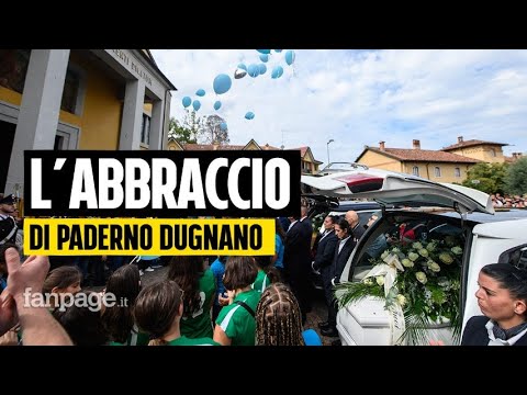 Paderno Dugnano, i funerali dei genitori e del fratello uccisi dal 17enne: "Siamo ancora scioccati"