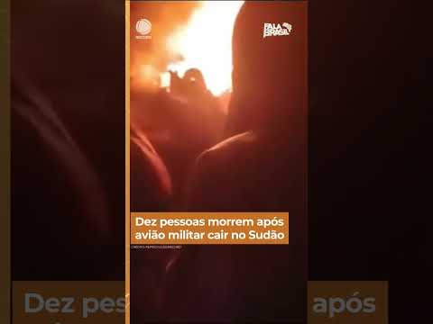 Dez pessoas morrem após avião militar cair em área residencial no Sudão #Shorts #FalaBrasil