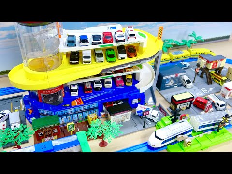 はたらくくるま【ダブルアクション トミカビル】にミニカーを駐車☆プラレール0系新幹線,ドクターイエローが踏切を走行!