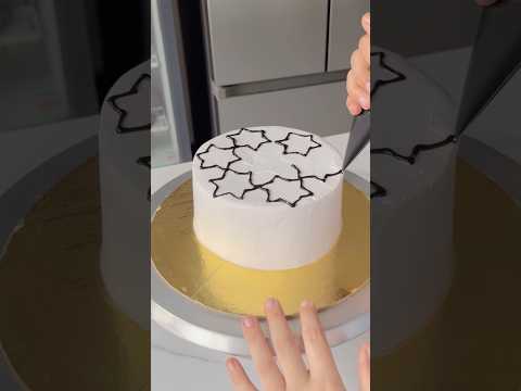 Easy cake decorating for beginners😍#shortsfeed #cakedesign #easycakedecoration #simplecakedesign