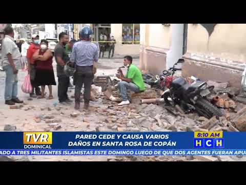 Pared de mercado antiguo se cae sobre 3 vehículos y varias motocicletas en Santa Rosa de Copán
