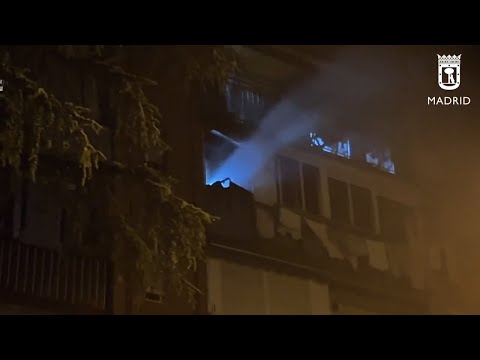 Bomberos del Ayuntamiento de Madrid sofocan un fuego en una vivienda de Ciudad Lineal