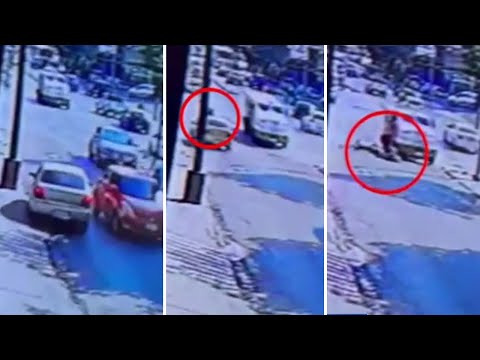 ¡Brutal! Mujer conduce en contramano y embiste a motociclista que terminó arrollado por camión