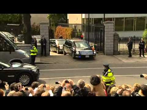 Obamas car gets stuck at US Embassy