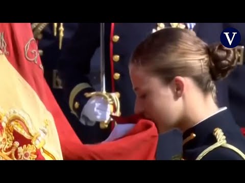 Así ha sido el beso a la bandera de España de la princesa Leonor en su jura