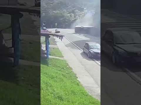 Video del momento en que bus se vuelca en vía la Mesa