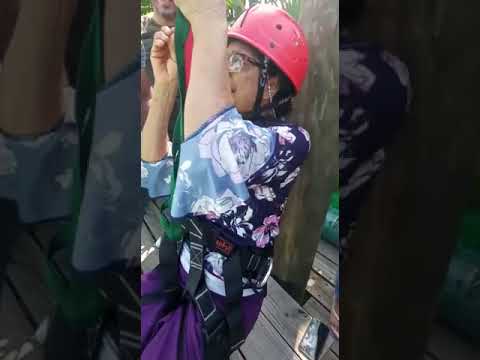¡Que brava! A sus 84 años, mujer cumple el sueño de tirarse por un zipline  ?