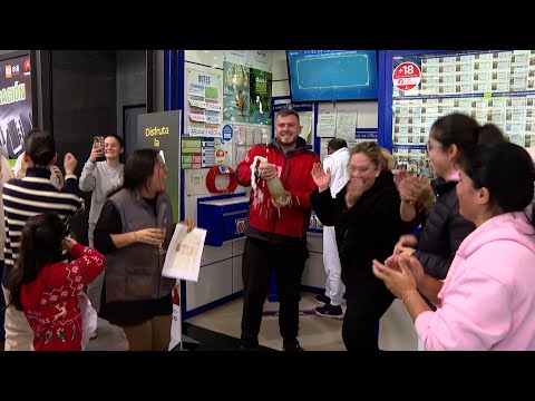 Agraciados celebran la Lotería de Navidad en las Administraciones de toda España