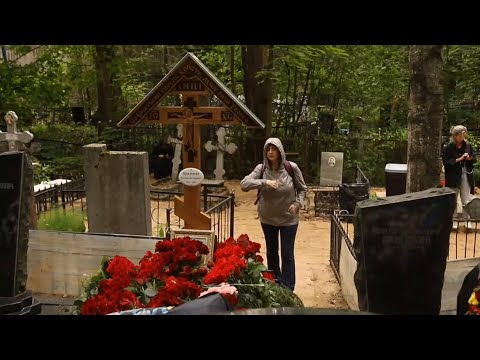 Russian lawmaker place wreaths to Prigozhin's grave