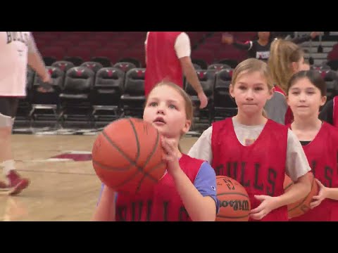 Girl celebrates with medical team, Chicago Bulls after life-changing procedure - WGN Evening News