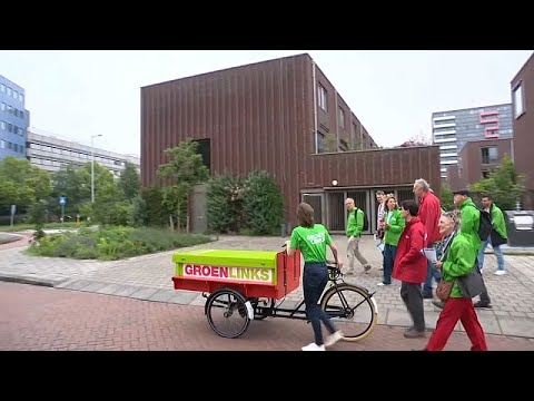 Ολλανδία: Υποψήφιοι ευρωβουλευτές μιλούν με τους πολίτες και μοιράζουν φυλλάδια