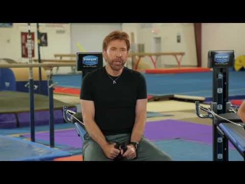 Gwiazda "Niezniszczalnych 2", Chuck Norris i jego syn Dakota, demonstrują ćwiczenia, które wspólnie wykonują na siłowni.
