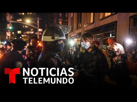 Manifestante intenta estrangular a un policía en una manifestación de Nueva York