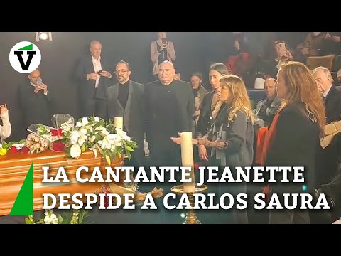 El emotivo adiós de la cantante Jeanette a Carlos Saura cantando 'Por qué te vas'