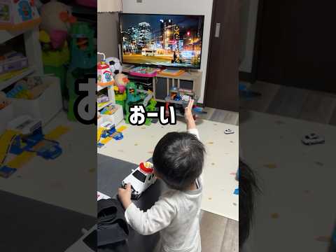 テレビに映る救急車を本気で呼び止めようする1歳児