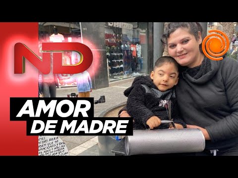 La historia de Gabi: mantiene a sus hijos cantando en la peatonal de Córdoba