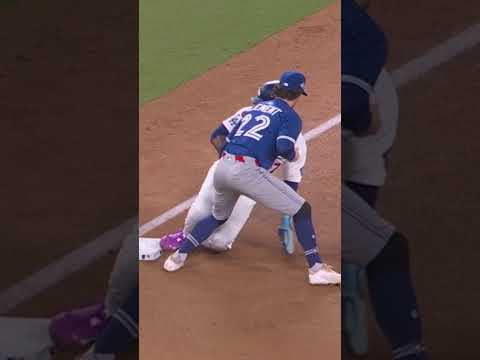 The Blue Jays end the 6th inning on a WILD play! #WorldSeries