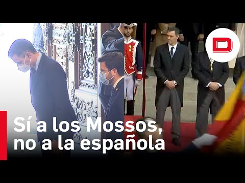 Las dos caras de Sánchez: reverencia ante la bandera de los Mossos e indiferencia ante la española